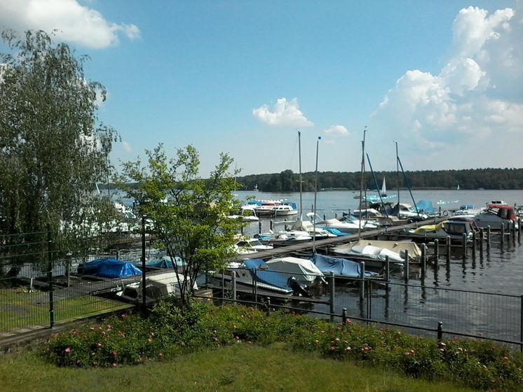 Boote am Steg vor dem Haus, Sommernachmittag