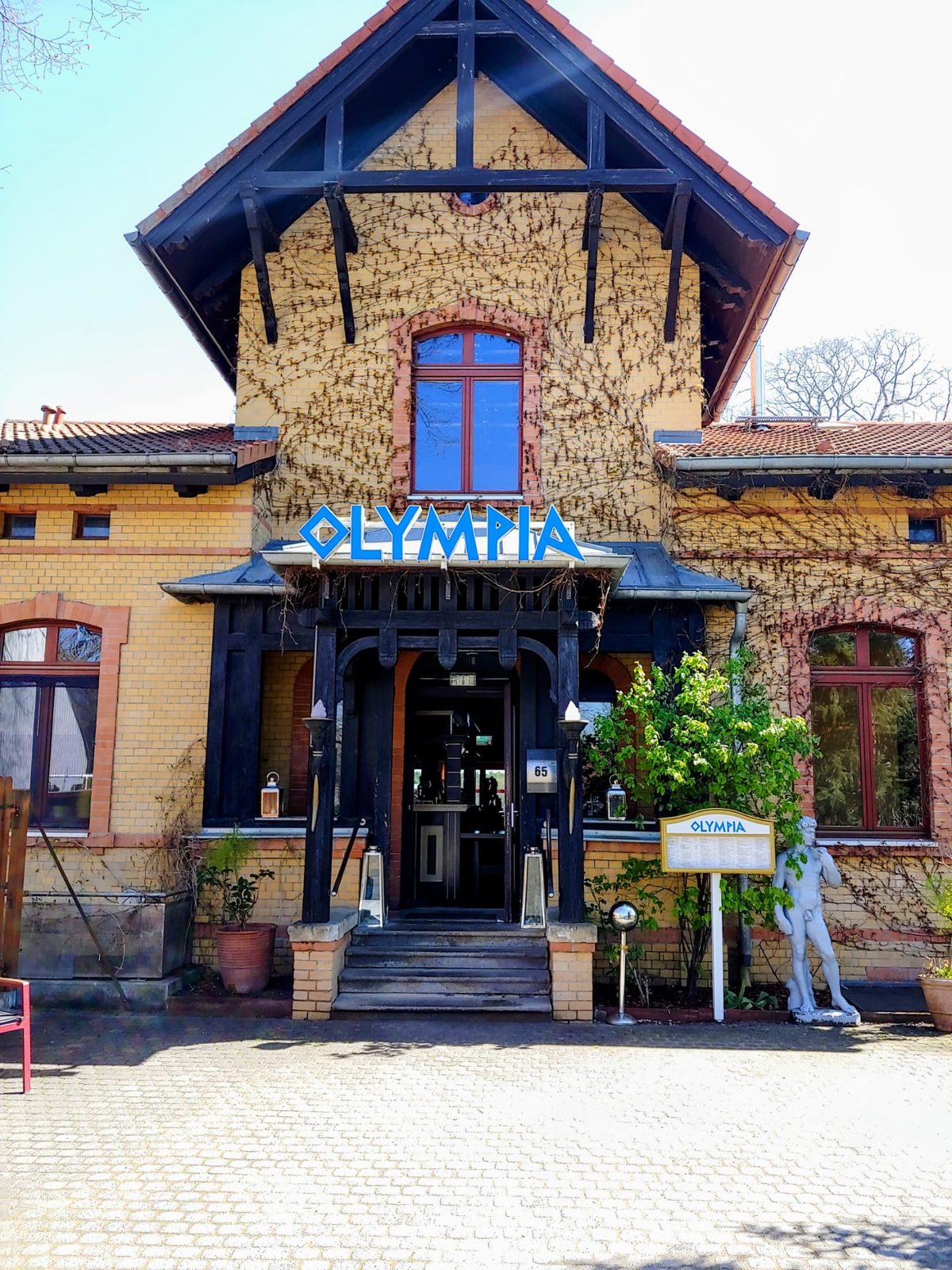 Das Haus an der Seestraße mit dem OLYMPIA-Schriftzug über dem Eingang