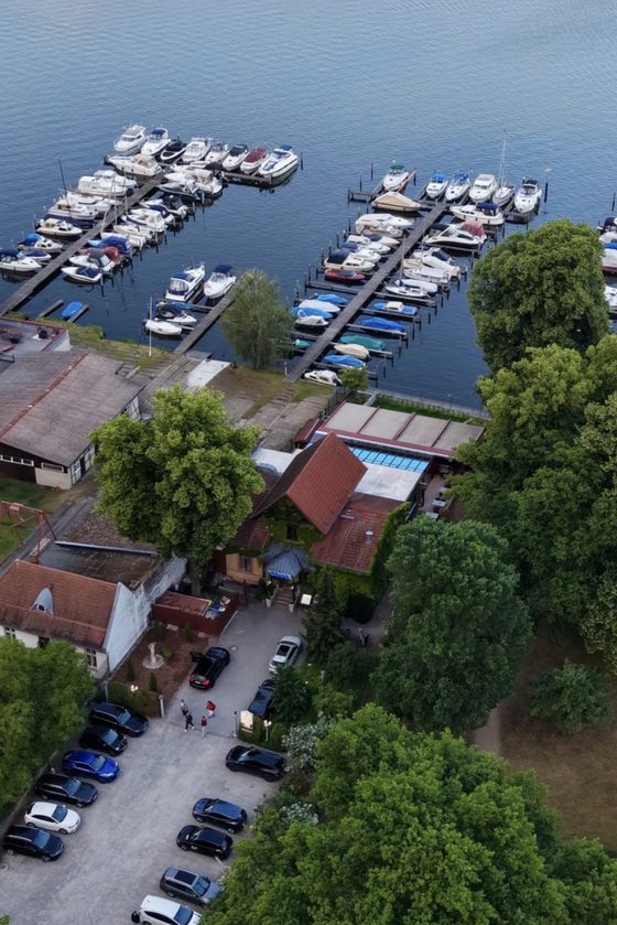 Das Restaurant, der Bootshafen und die Parkplätze von oben