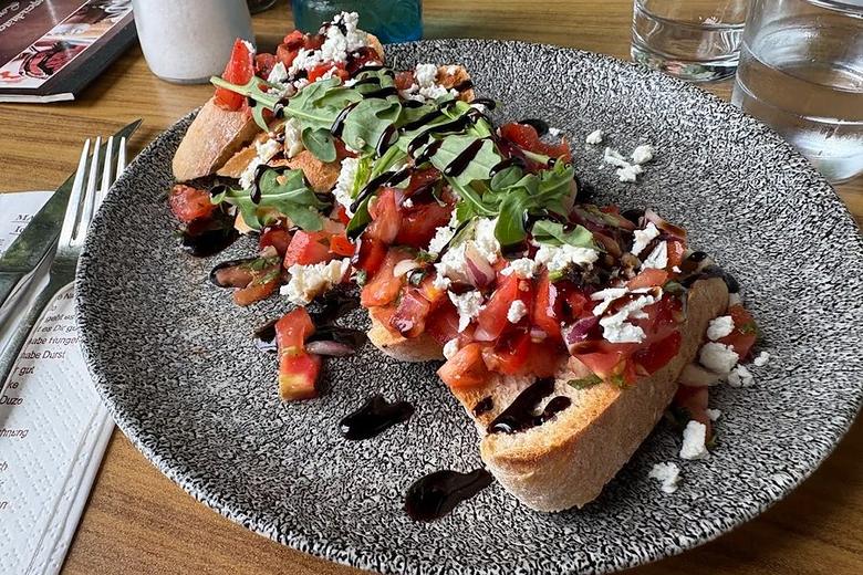 Bruschetta Greek Style mit Tomaten, Fetakäse und Balsamicocrème