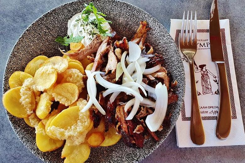 Gyros mit Zaziki, Zwiebeln und Knoblauchkartoffeln