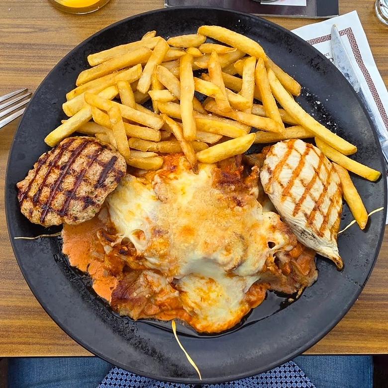 Kombiteller vom Grill mit Pommes frites