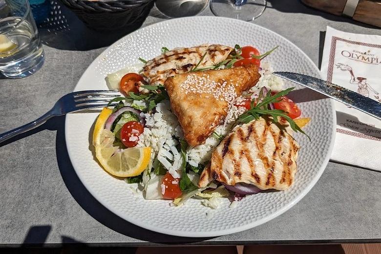 Gegrilltes Hähnchenbrustfilet mit Salat und Ziegenkäse im Blätterteig mit Sesam