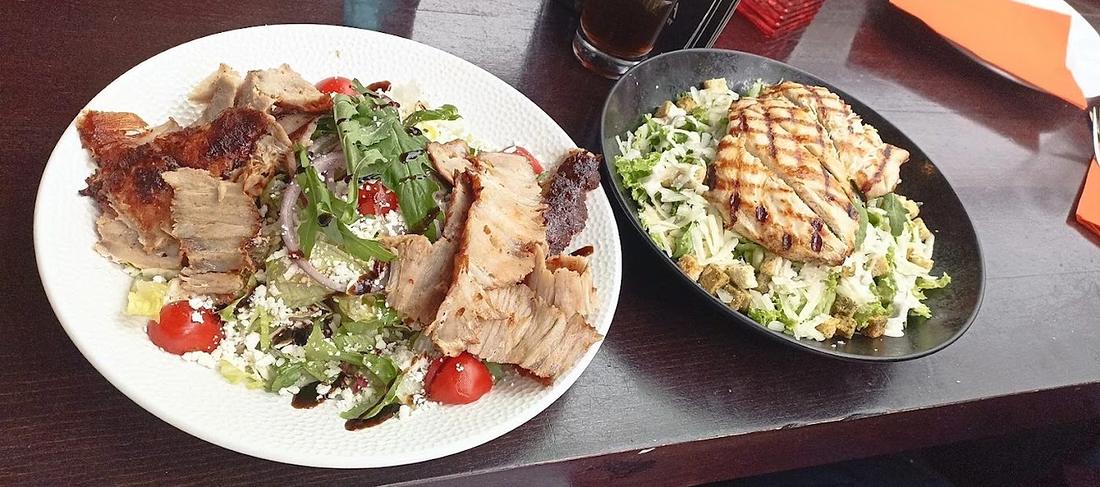Gyros-Salat und Caesar-Salat